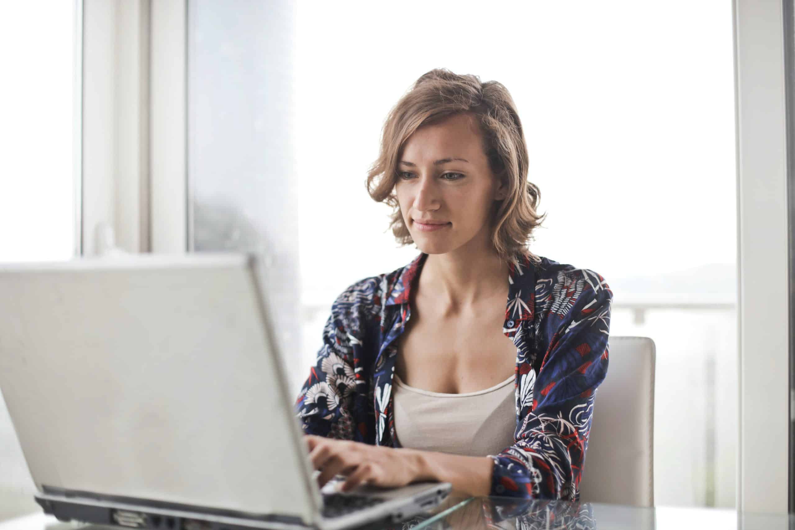 girl working on the laptop